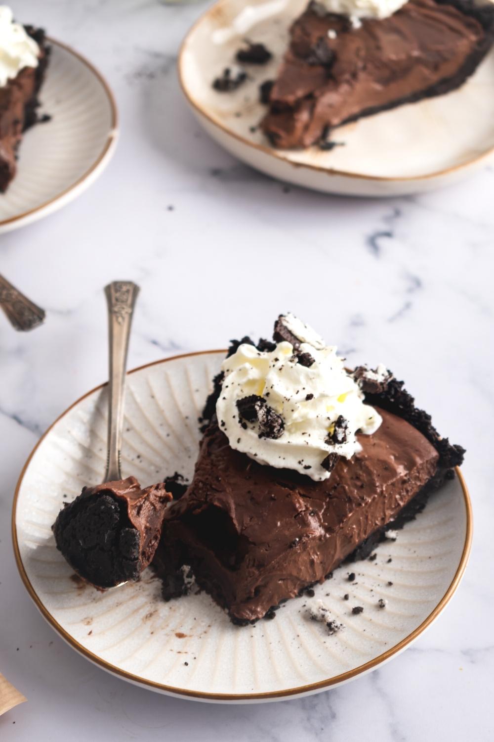 A slice of Mississippi mud pie on a white plate.