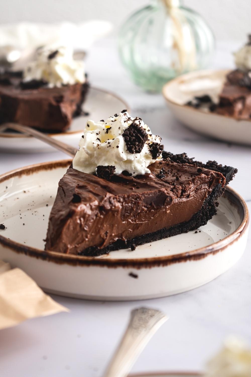 A slice of Mississippi mud pie on a white plate.