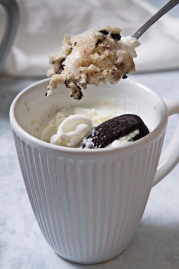 Famous 1 Minute Oreo Cookies & Cream Mug Cake