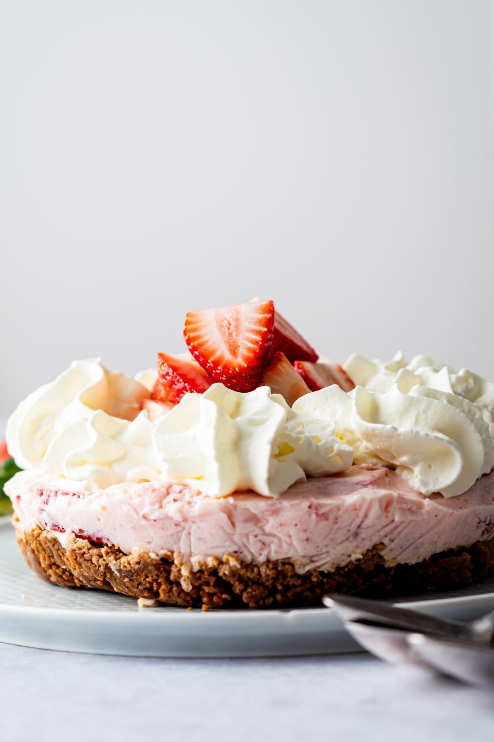 A no bake strawberry pie that is on a plate.