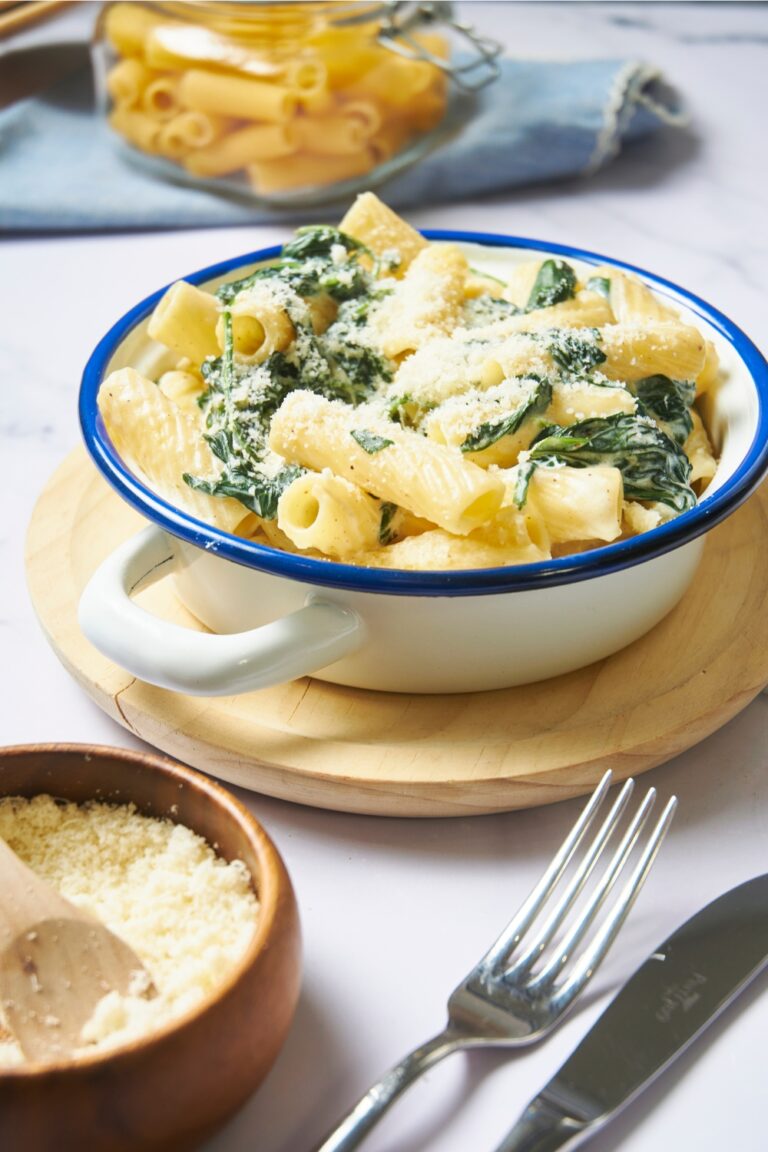 The BEST Spinach Pasta With A Creamy Sauce (Made In 15 Minutes)