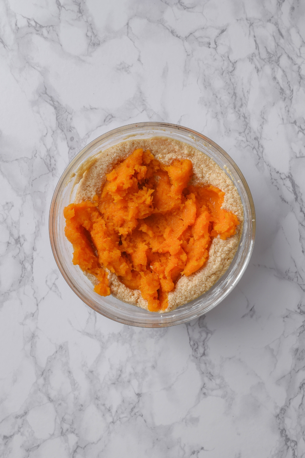 A mixing bowl with the pumpkin puree added.