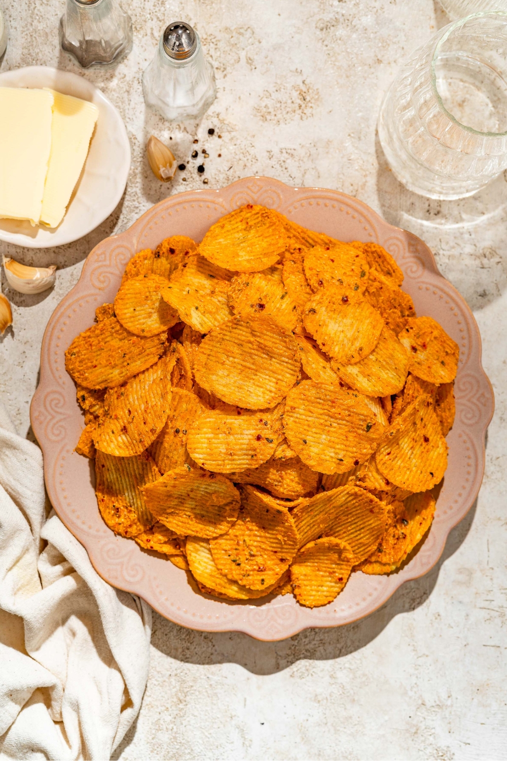 A bunch of creamy coated peri peri lays on a pink plate.