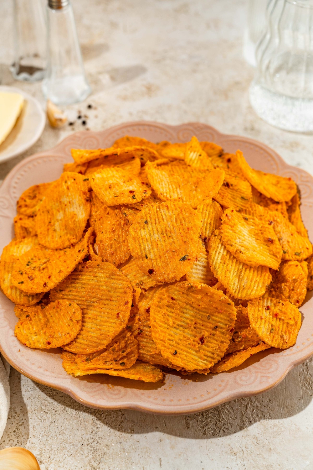 Creamy Peri Peri Lays chips on a pink plate.