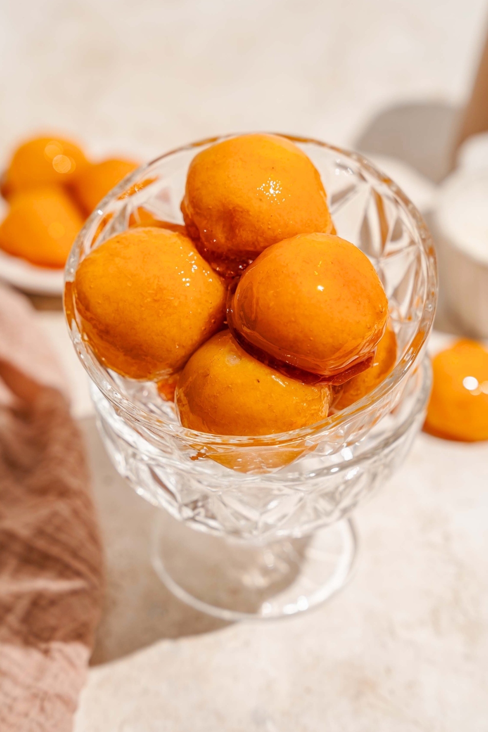 Four bala baiana overlapping one another in a glass bowl.